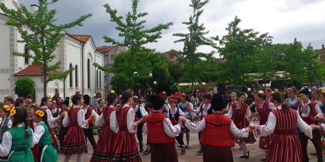 Ученици представиха красотата на българските танци в Поморие Ученици представиха красотата на българските танци в Поморие