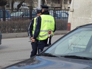 polic21 300x225 Пътни полицаи проверяват за използването на предпазни колани при превозването на деца