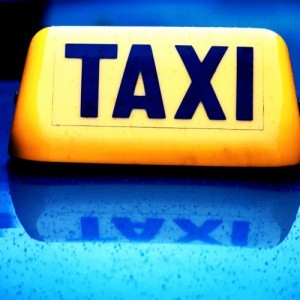 taxi sign2 300x300 Кметът на Ниш кара такси и пита гражданите какви промени искат