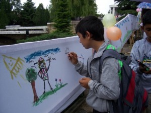 karlo 300x225 Деца рисуват на 1 юни върху 400 метрово платно в центъра на Поморие