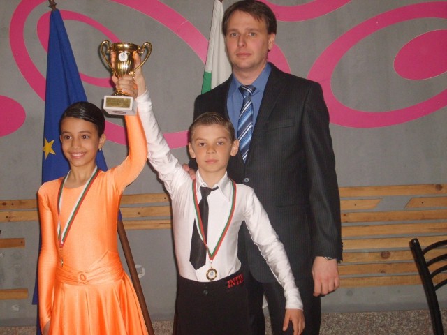 eee 1024x768 Златни медали завоюваха състезателите на Клуб по спортни танци Блясък във Варна
