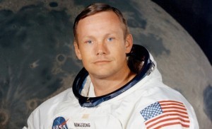 e879b6a03899a79ef77056d4784fd317 300x182 Почина Нийл Армстронг   първият човек, стъпил на Луната
