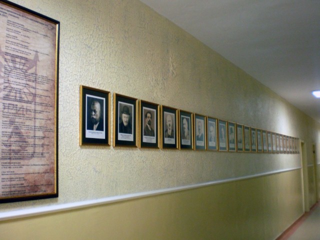 portreti kmetove 1024x768 Поставиха портрети на поморийски управници в коридорите на местната власт