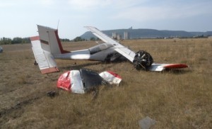 019ff9952342c7a001ba9081e01581ba 300x182 Самолет падна на летището в Шумен
