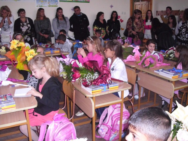 parvoklasnici 1024x768 Откриха тържествено учебната година във всички училища на територията на община Поморие