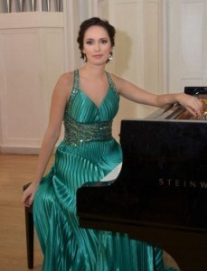 82 229x300 Виртуозната пианистка Анна Шелудько с концерт в Бургас