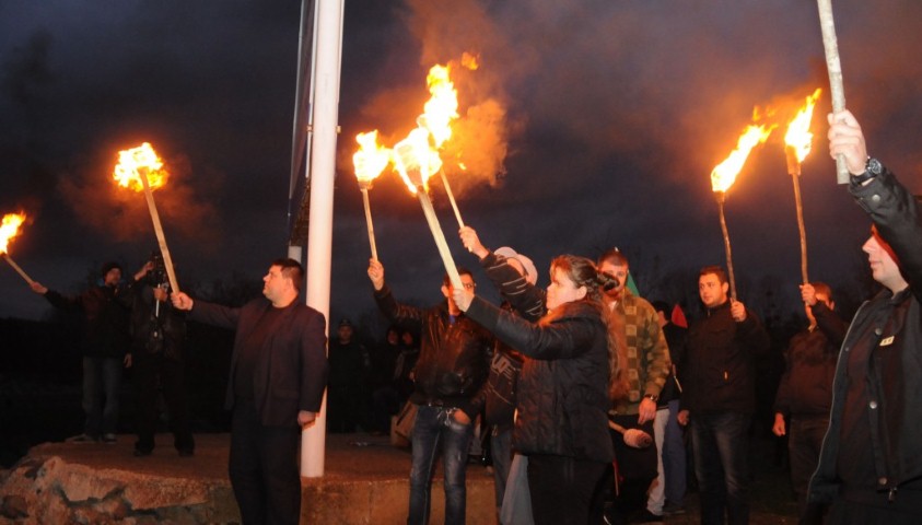 fakli1 1024x583 200 души протестират с факли на морския бряг в село Резово