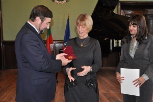 5 300x199 Пианистката Рада Чомакова получи наградата на Областния управител за 2012 година
