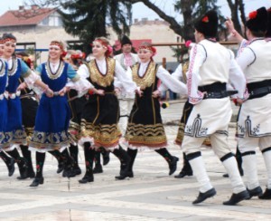 horo 300x244 С народни танци стартира фестивалът  „Бургас танцува“ 
